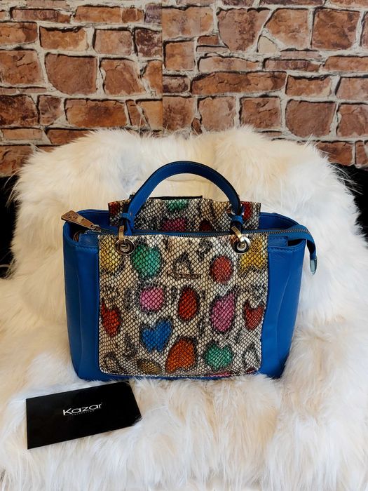 Niebieska  skórzana torebka damska z motywem skóry wężowej Marki Kazar