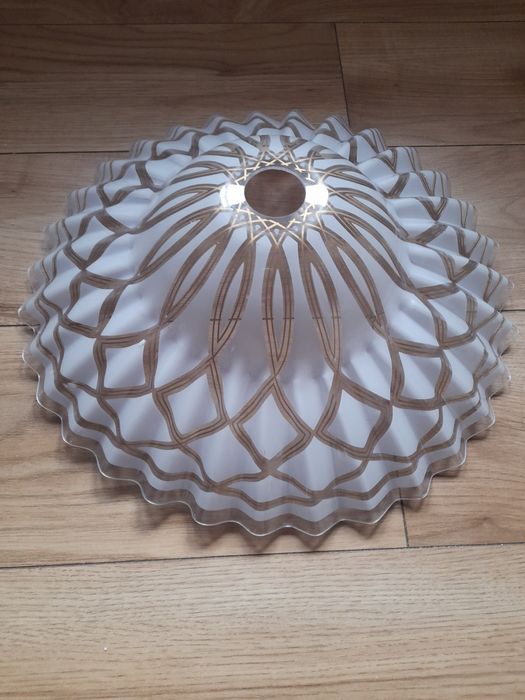Lampa z akrylowym kloszem