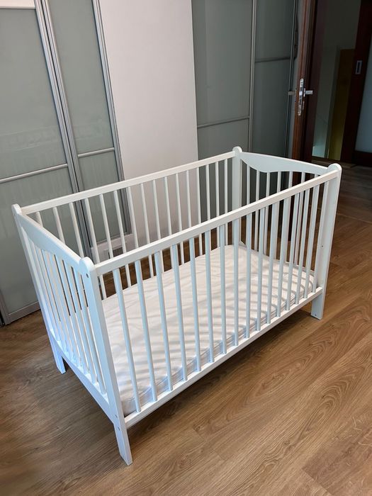 Łóżeczko białe drewniane 120x60 z materacem