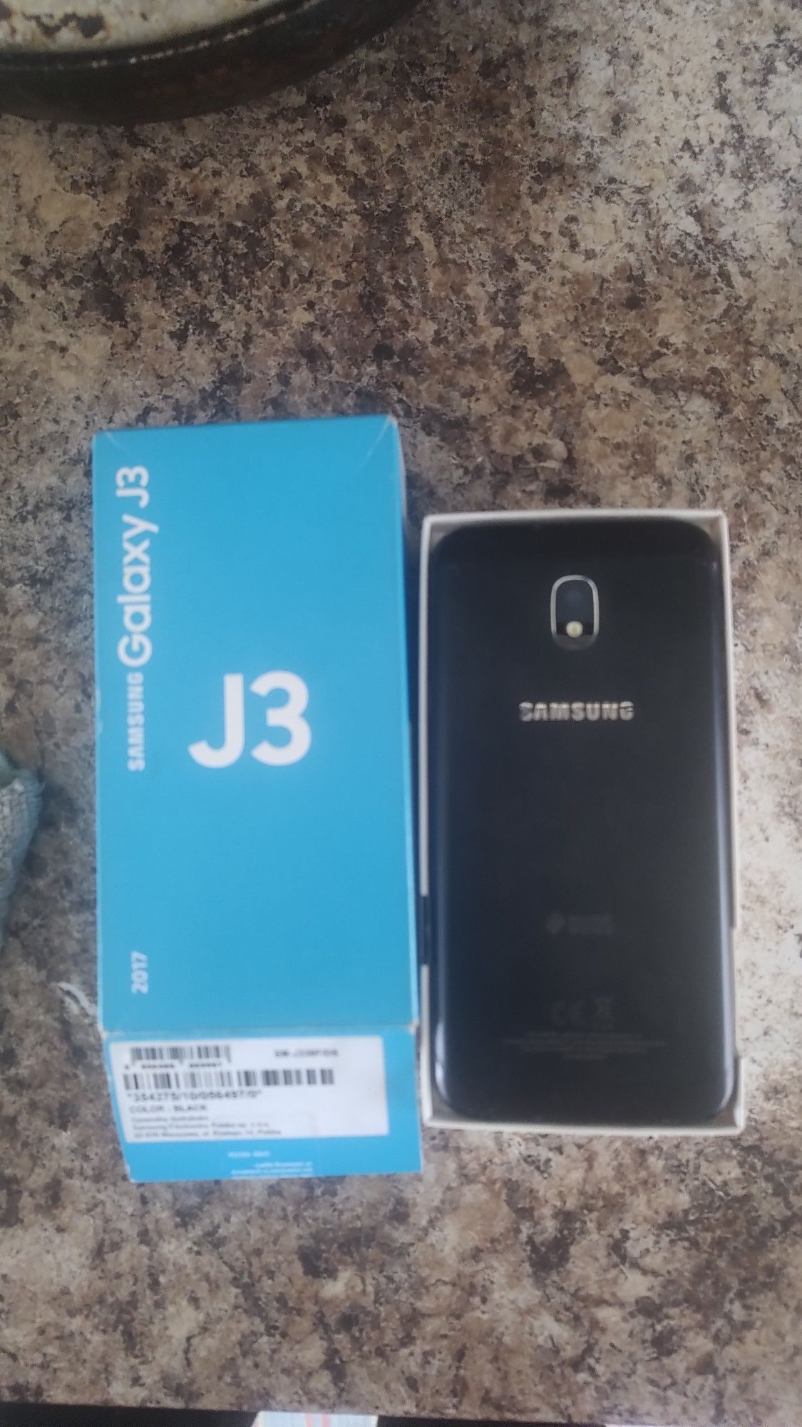 Смартфон Samsung Galaxy J3
