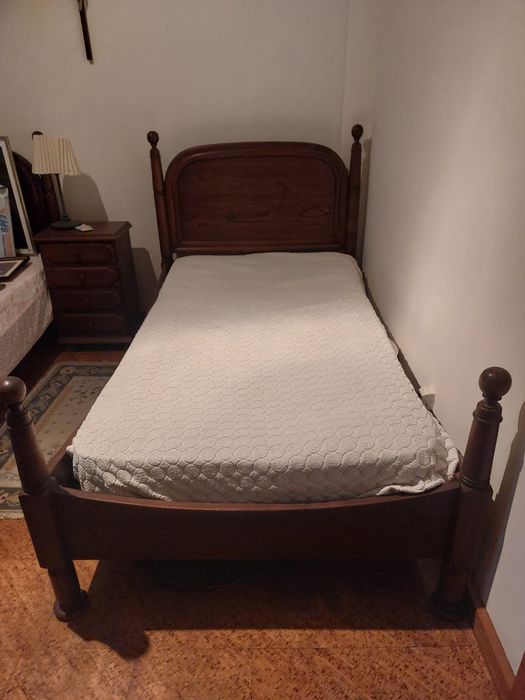 Cama de solteiro de madeira carvalho