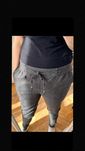 Spodnie joggery eleganckie na gumce szare kratka S 36 Amisu