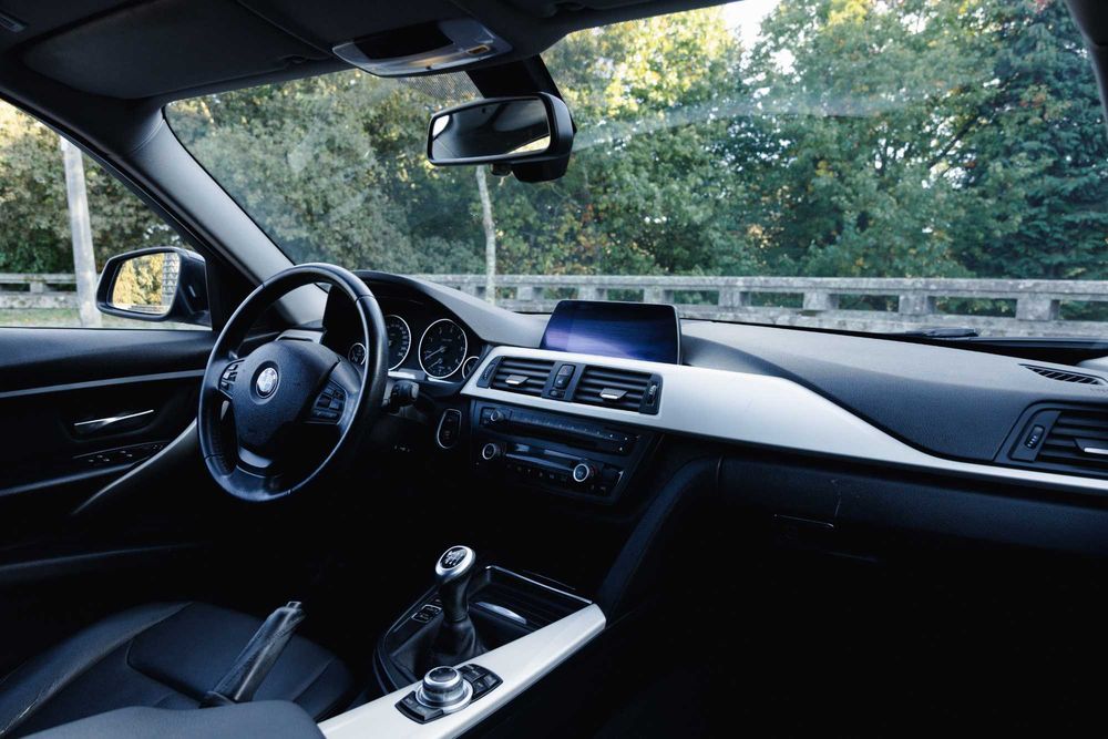 BMW 318d Luxury Bancos em Pele, Farois Xenon, GPS, Gancho reboque …