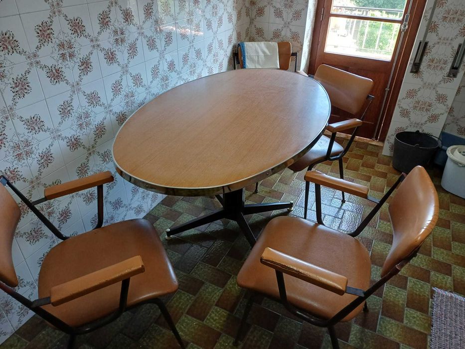Mesa de cozinha e cadeiras