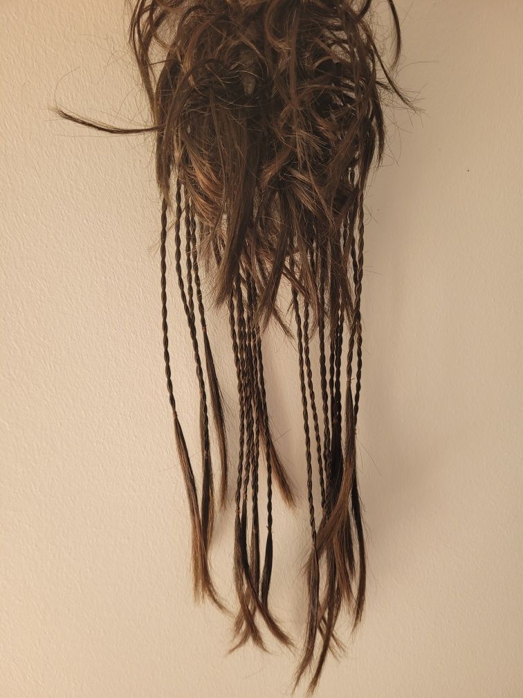 Aplique de cabelo castanho com tranças.