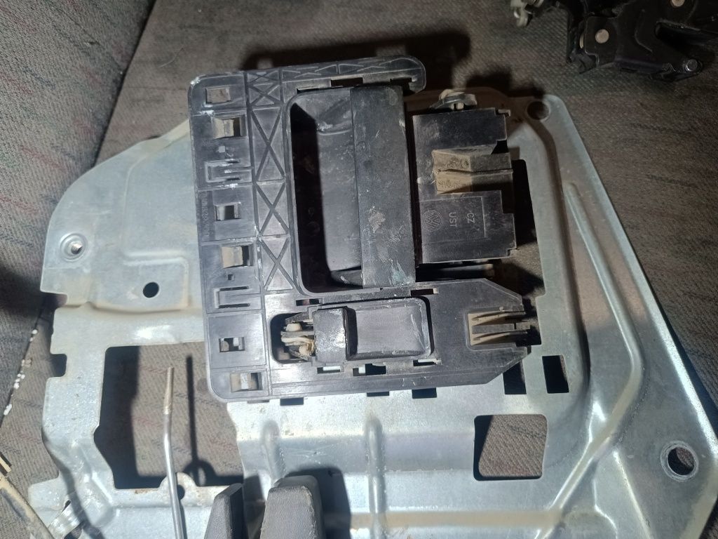 Zamek mechanizm drzwi lewy tył furtki VW T5 oryginał komplet gwarancja