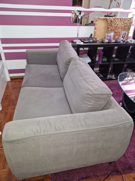 Móveis de sala: 1 sofá, 1 tapete, 1 aparador, 1 mesa de centro e 1 mes