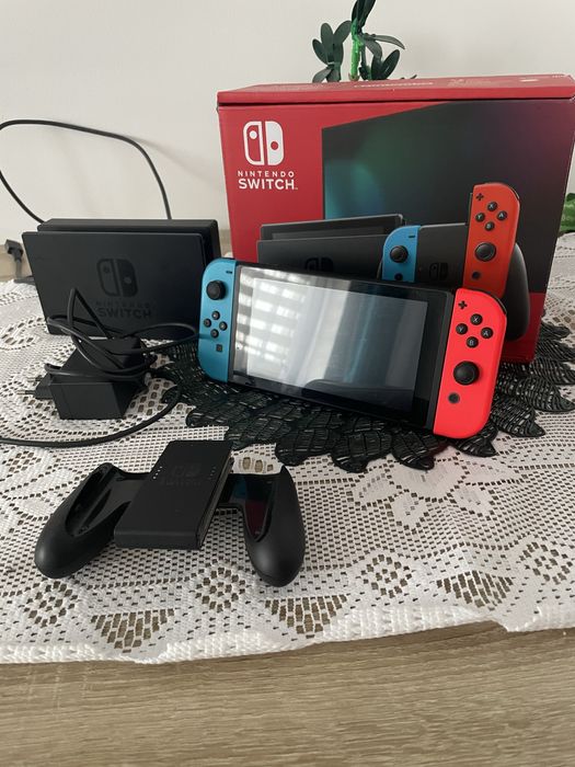 NINTENDO SWITCH HAC-001. Bardzo dobry stan.