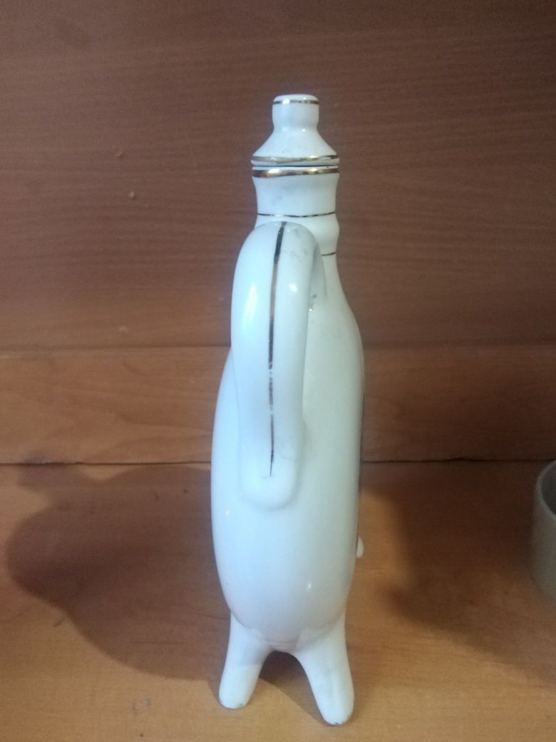 Куманец из тонкого фарфора.
