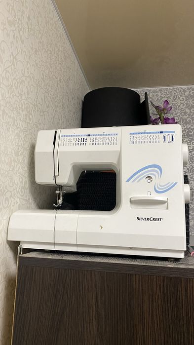 Швейна машинка з функцією оверлоку