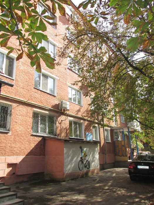 Продам 2 кім. квартиру по вул. Дніпровській (район ТЦ Грандплаза)