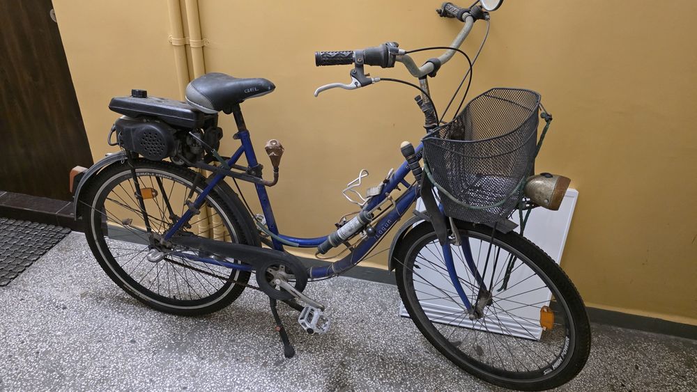 Rower z napędem  spalinowym