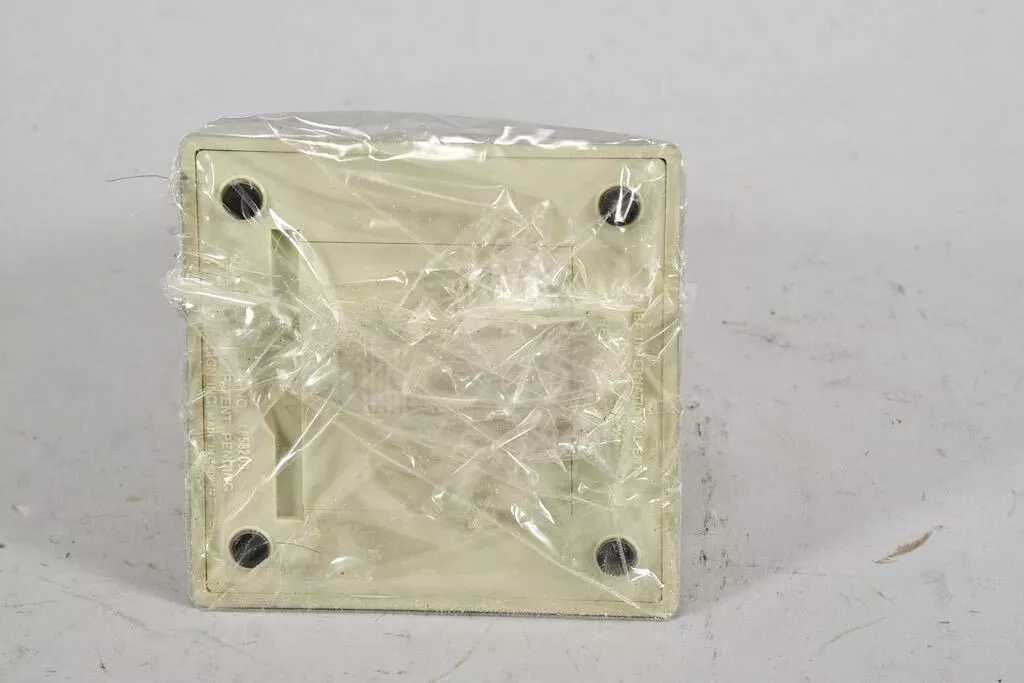 Zegar biurkowy w kształcie piramidy Time Pyramid 1988 Quartz ORYGINAL