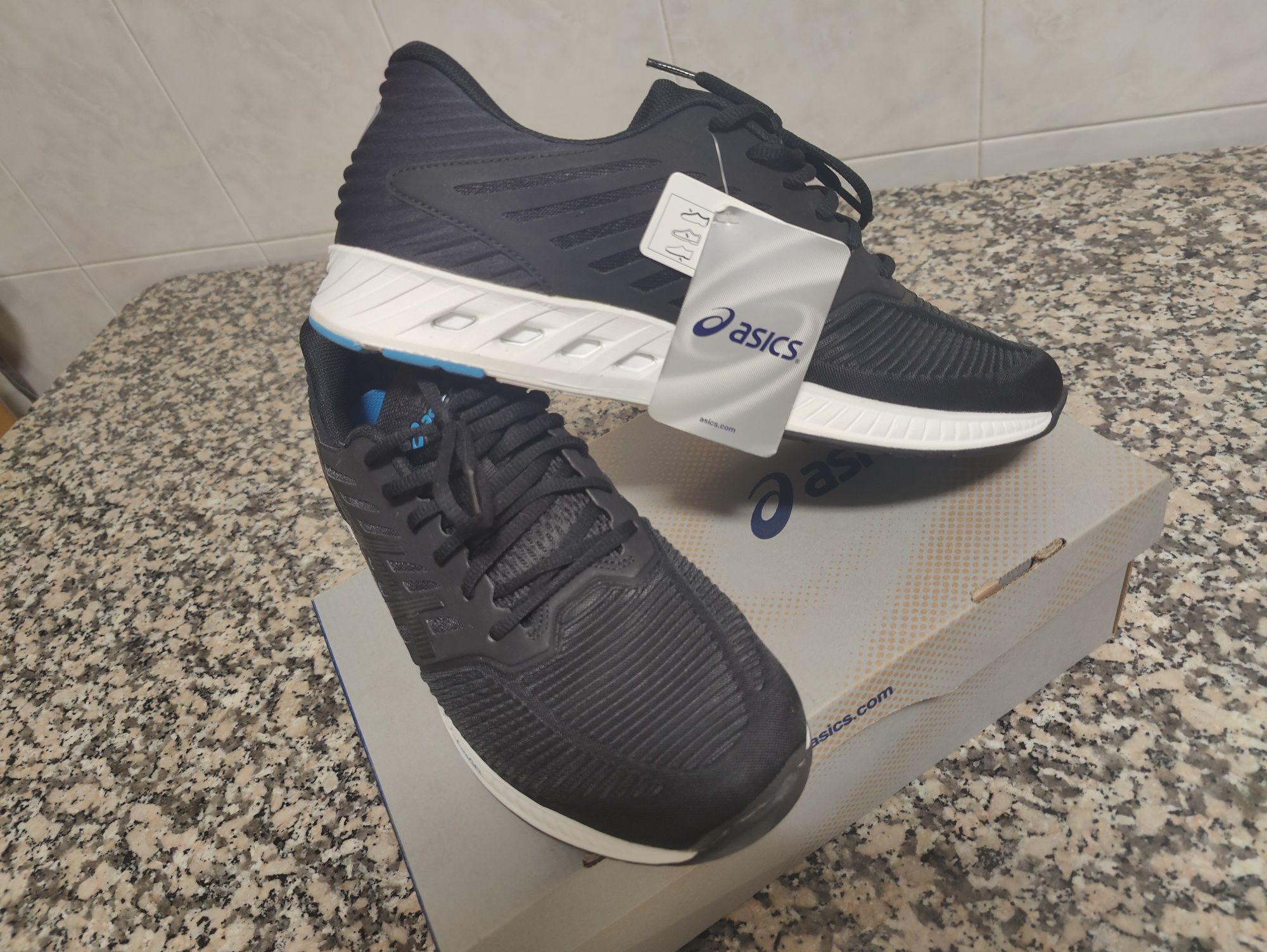Sapatilhas de corrida ASICS fuzeX