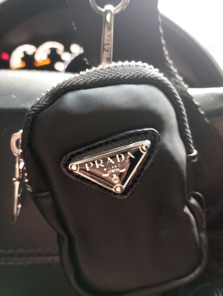 Сумка Prada Re-Edition 2005