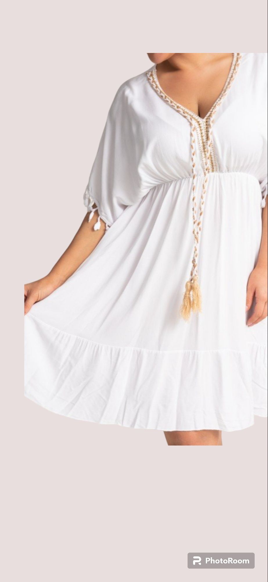 Biała sukienka złote dodatki