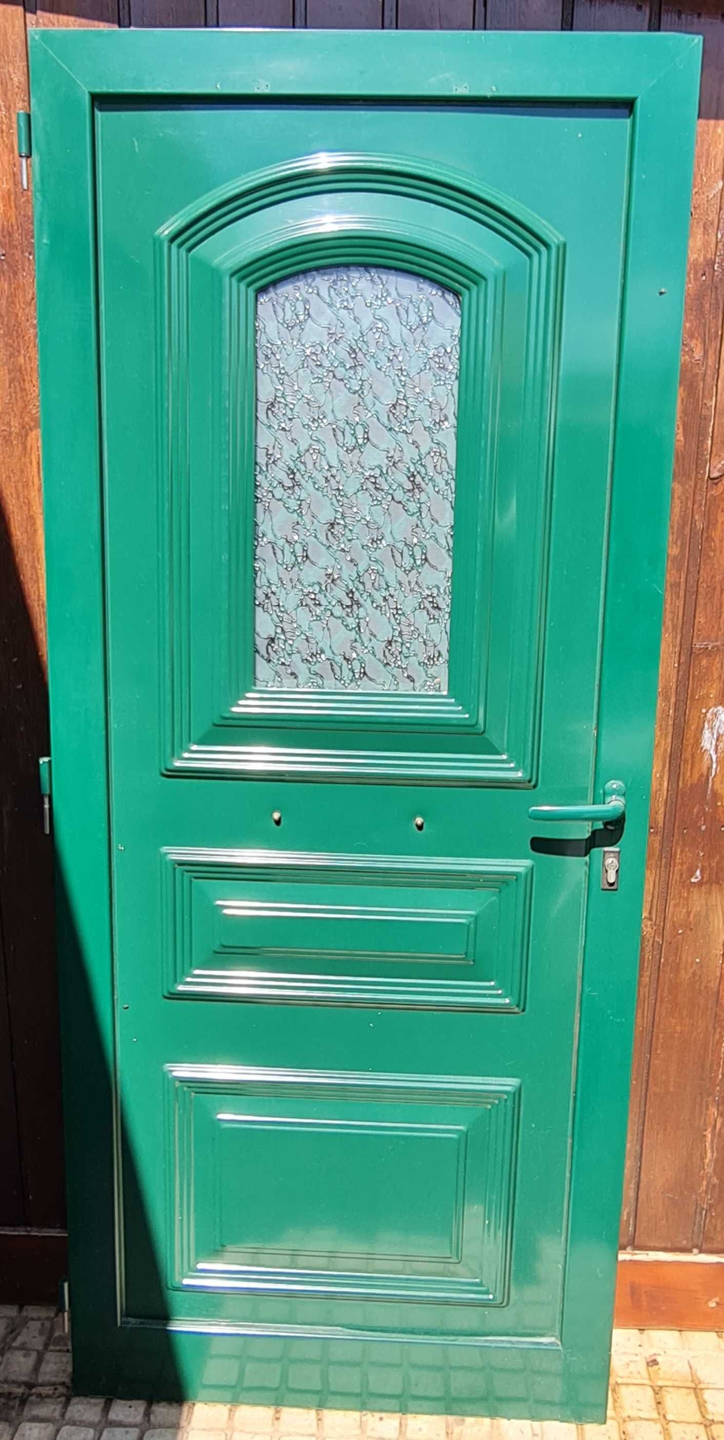 Porta de alumínio verde com vitral