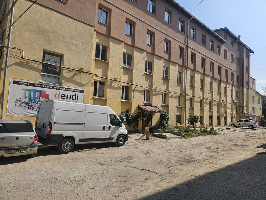 Продаж / оренда комерційного приміщення по
вулиці Героїв УПА. Розташов