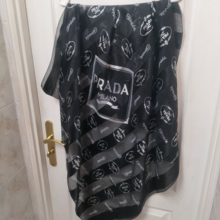 Piękna duża chustka Prada 100 cm x 100 cm