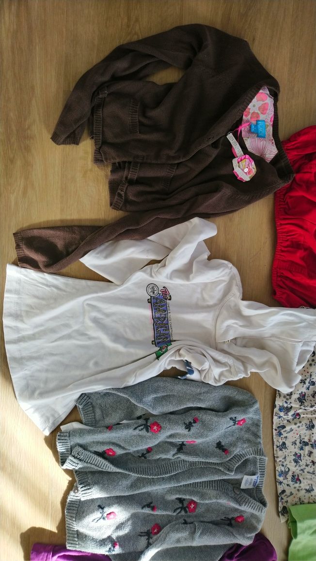 Zestaw ubrań bluza sukienki itd  rozmiar 122