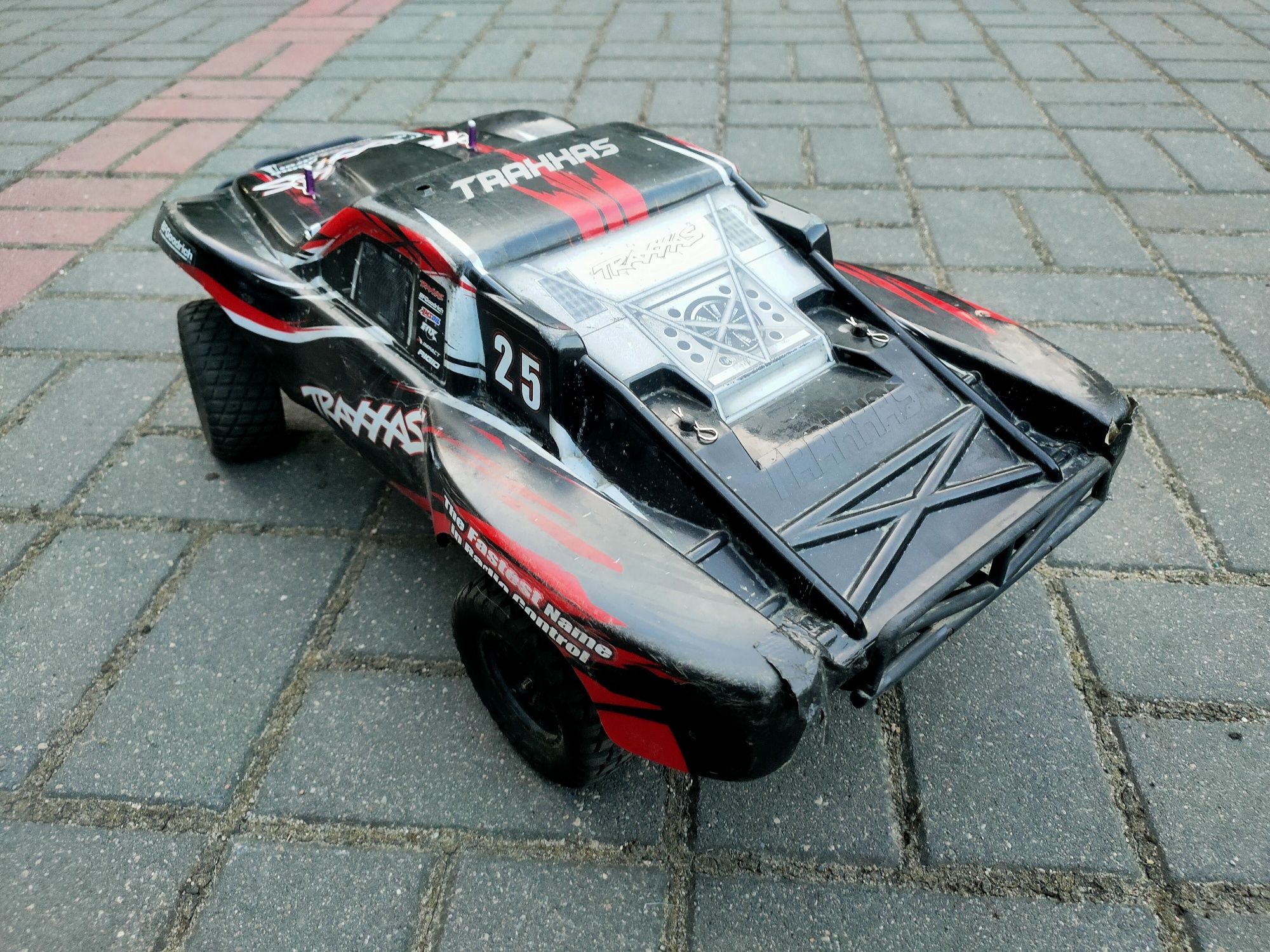 Model RC Traxxas slash 2wd samochód zdalnie sterowany savox arrma hsp