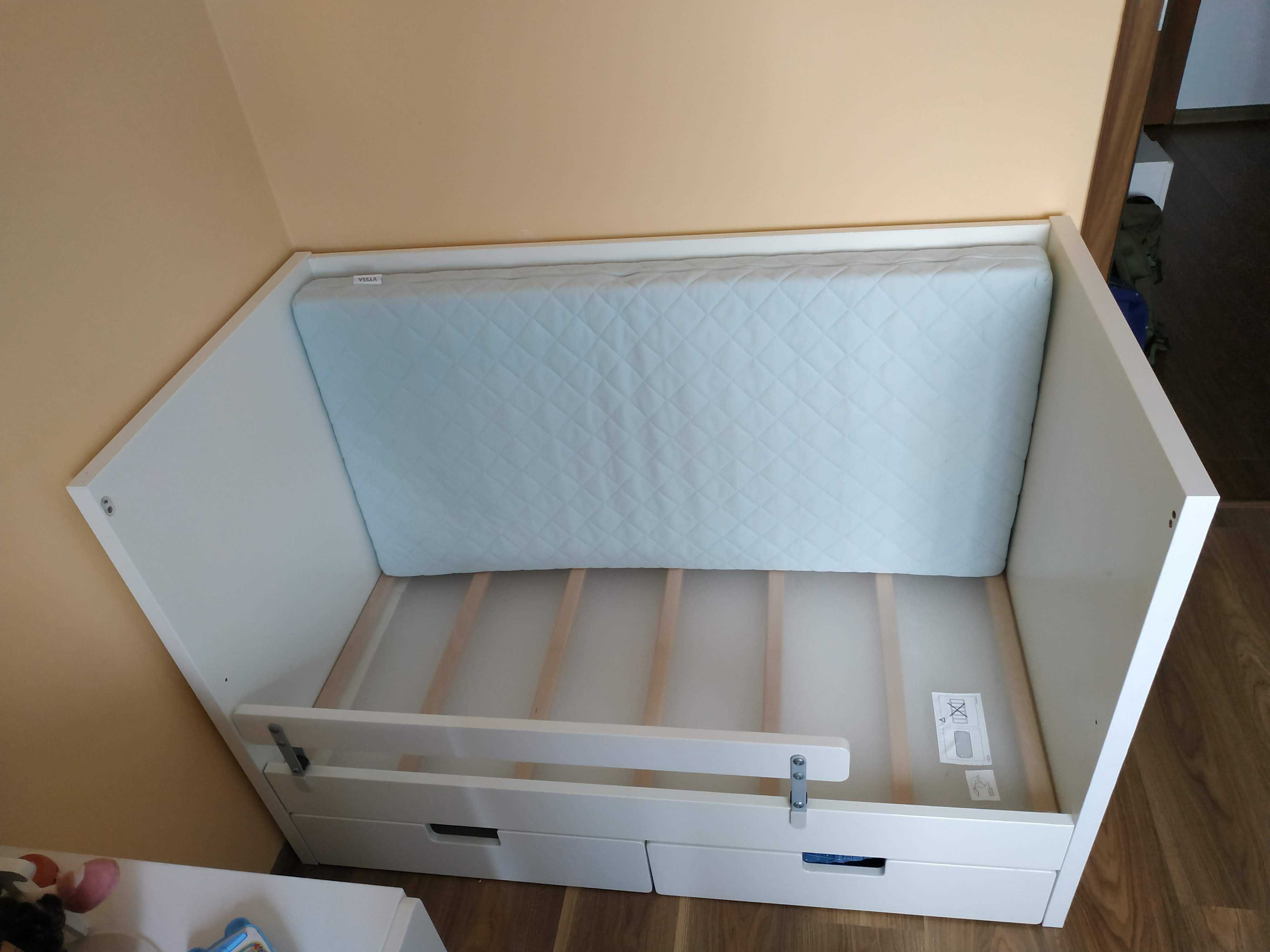 Łóżeczko niemowlęce Ikea Stuva z szufladami + materac + barierka