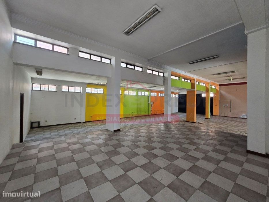 Loja com grandes montras - Nelas