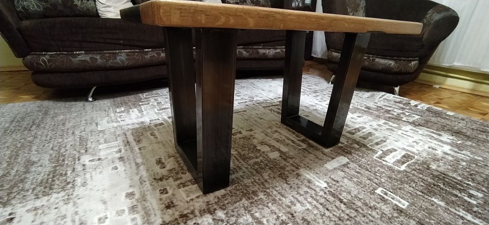 Stolik kawowy, dąb-żywica epoksydowa.