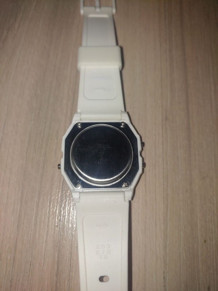 Zegarek biały nie Casio stoper alarm godzina