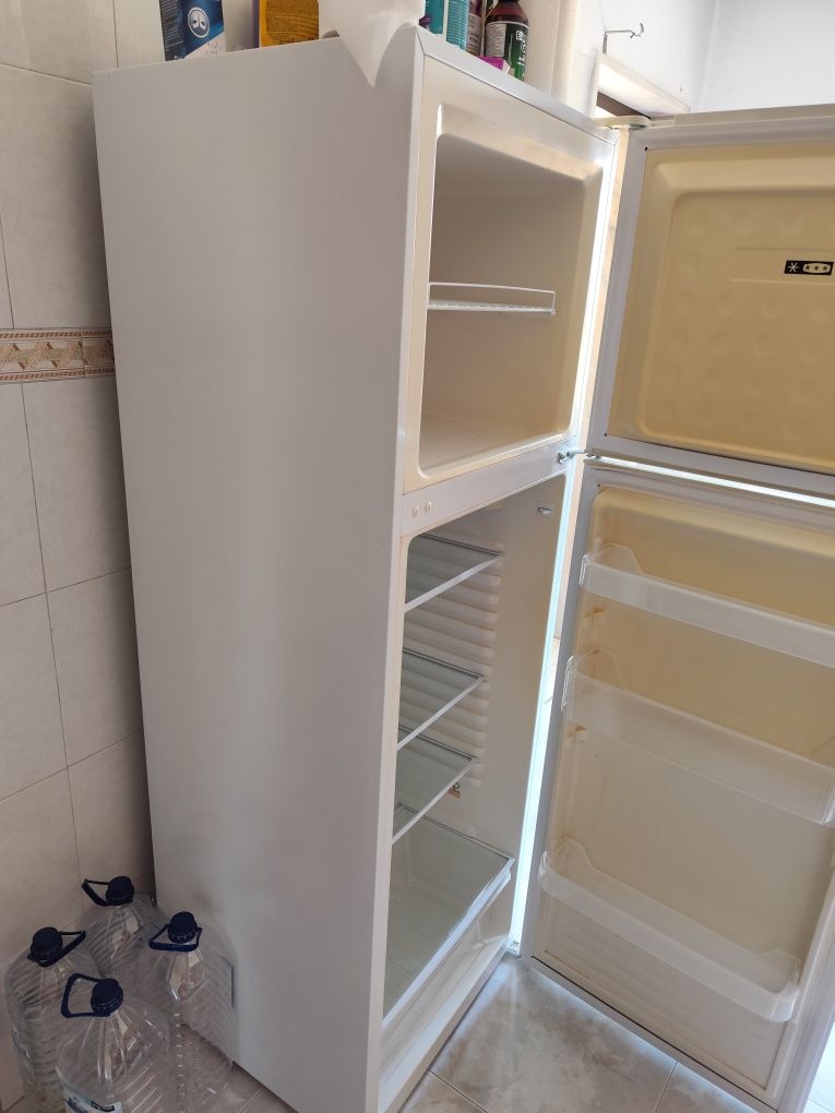 Frigorífico Ariston em ótimo estado de conservação