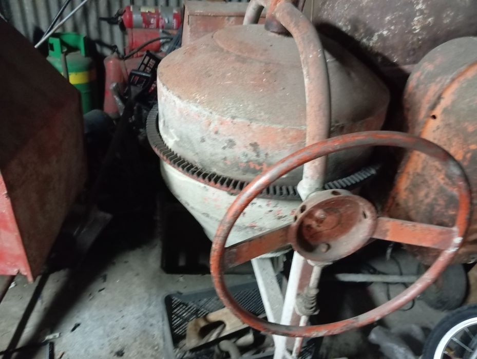 Betoneira usada, está  a trabalhar
