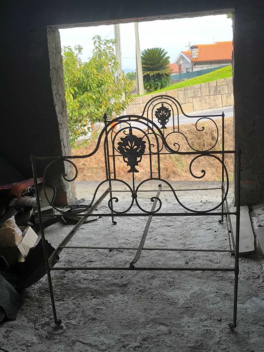 Cama antiga em bom estado
