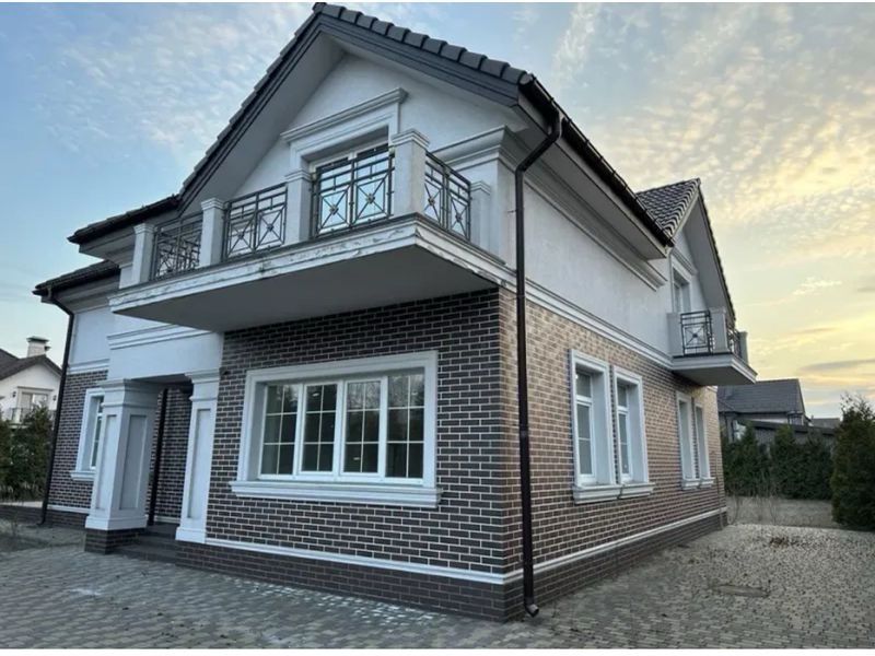 Двоповерховий житловий будинок та 10 соток землі riviera club