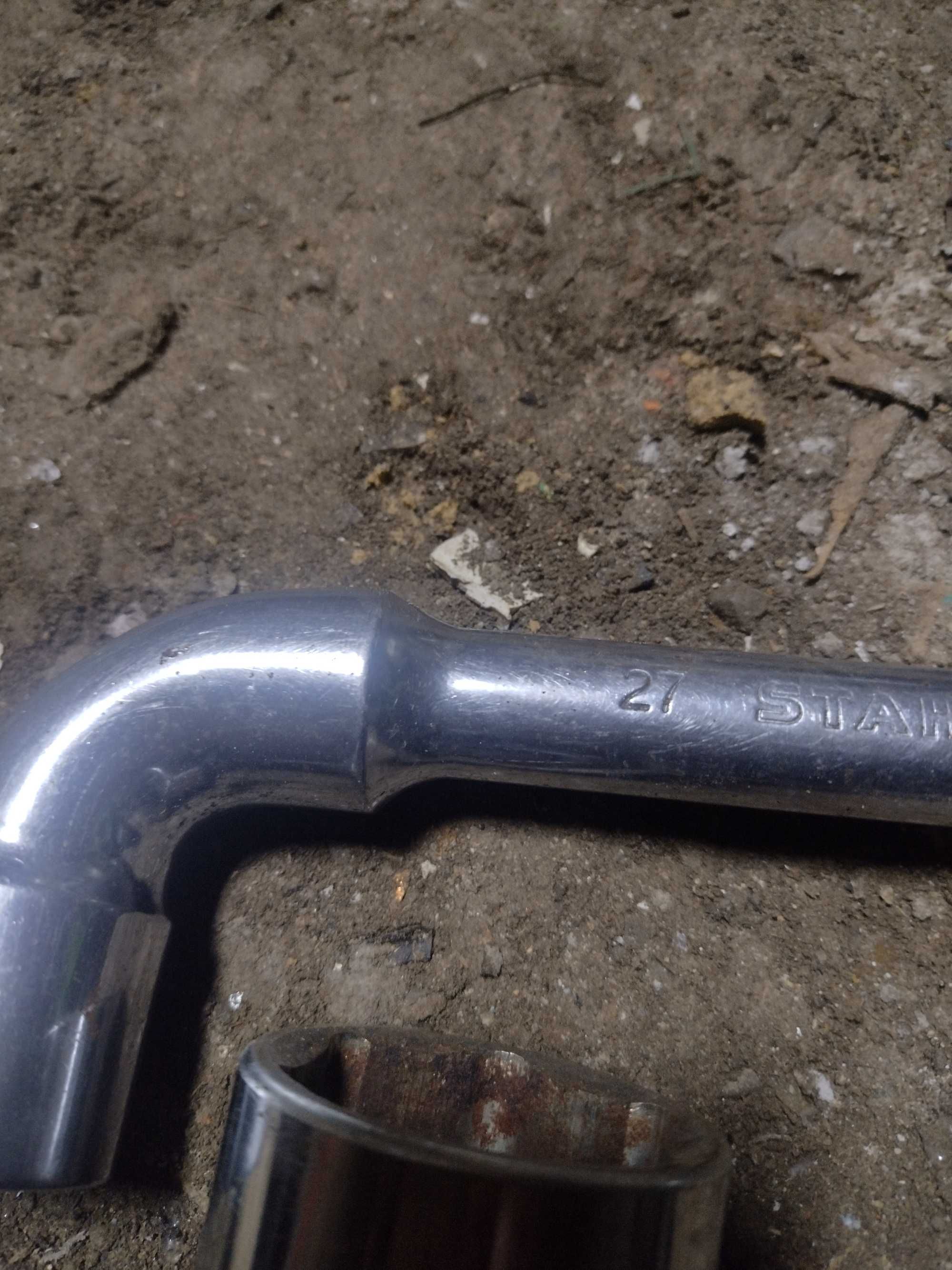 Klucze nasadkowe 41mm i 27mm oraz wiele innych narzędzi .