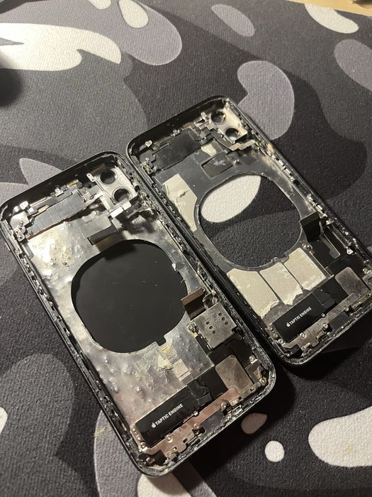 2 oryginalne korpusy IPhone 11.