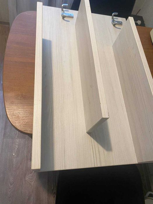 Продам Полка настенная с крючками. Состояние нового.