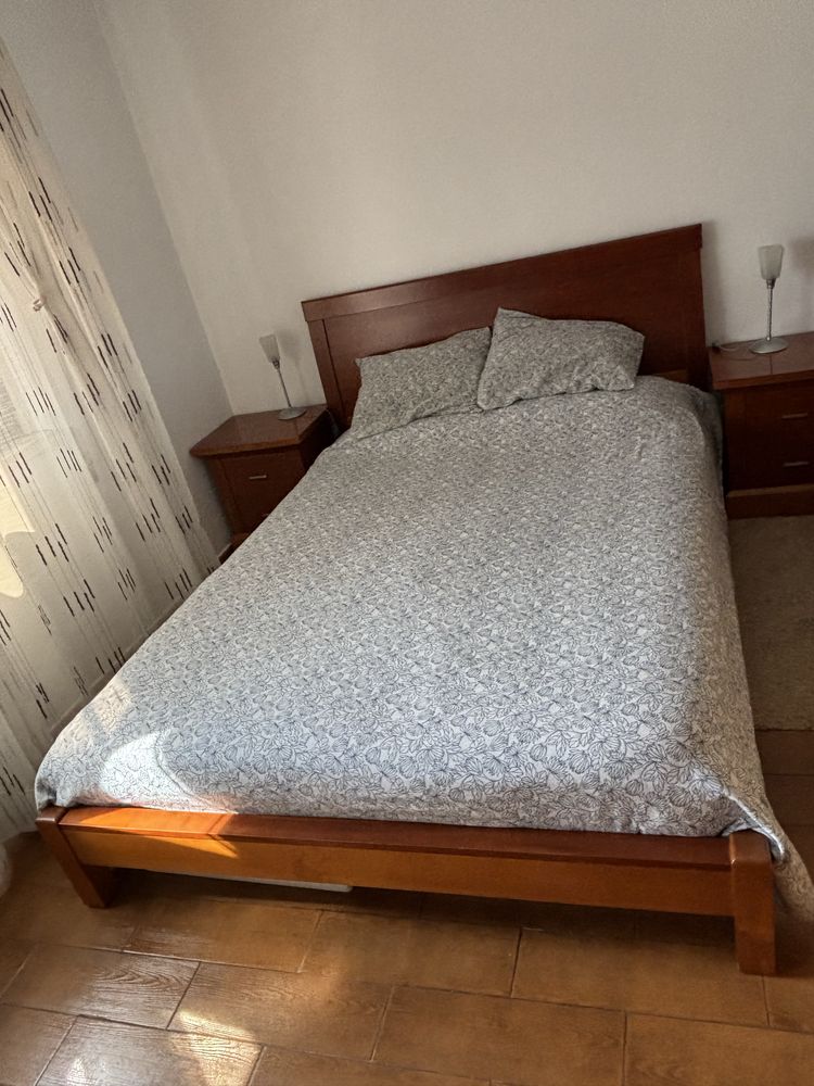 Cama Casal c/ 2 mesas cabeceira em cerejeira. Ótimo estado
