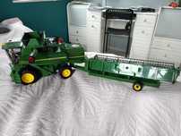 John Deere kombajn z wózkiem na heder Bruder