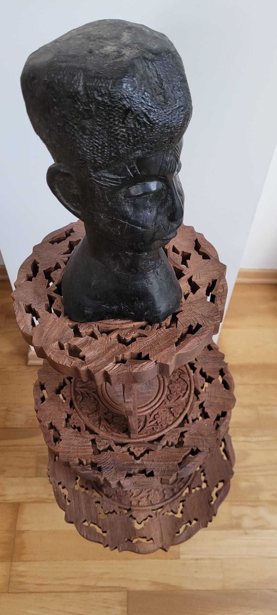 Artesanato africano. Mesas e escultura em pau preto