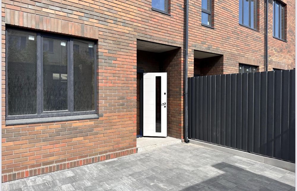 Цегляний ТАУНХАУС з переднім і заднім двором. Газ