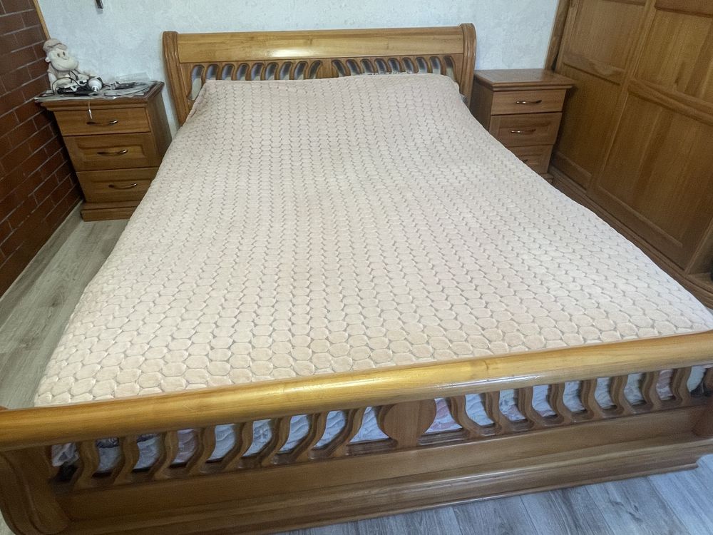 продається кровать виготовлена із черешні.