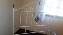 Vendo cama em ferro branco e 2 mesas de cabeceira com tampo em mármore