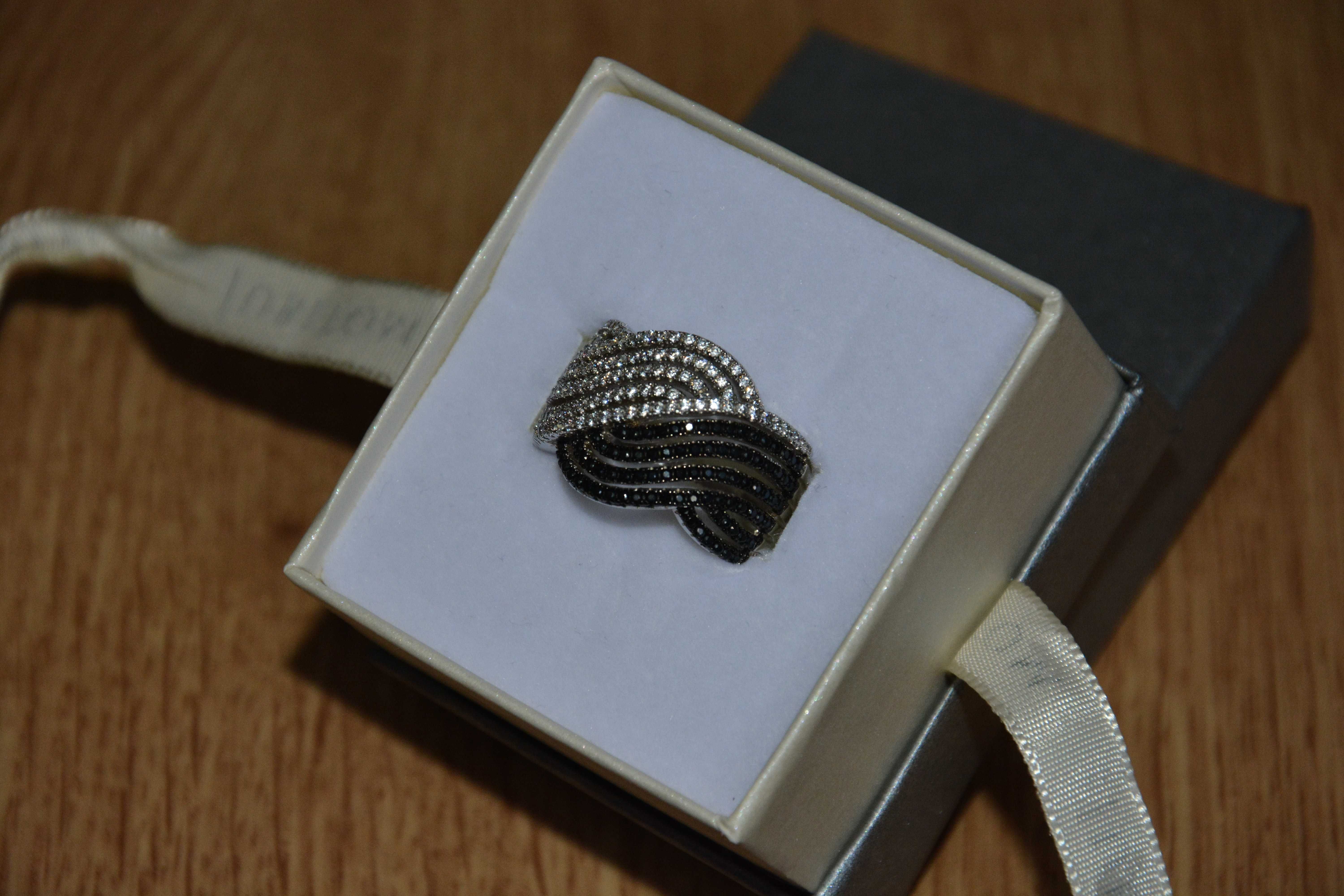 Srebrny pierścionek zdobiony białymi i czarnymi cyrkoniami Jubitom