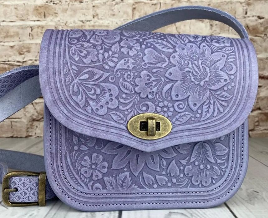 Продам нову шкіряну сумку лавандового кольору