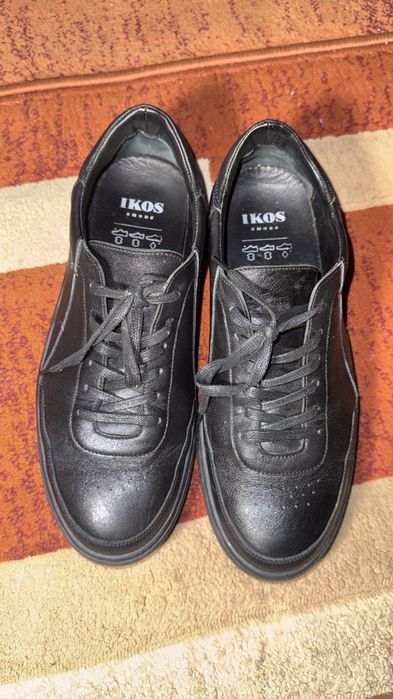 Класичні чорні шкіряні кеди