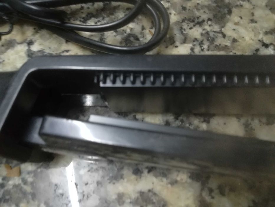 HOJE SÓ 10€Aquecedor a óleo DELBA eAlisador de cabelo prancha