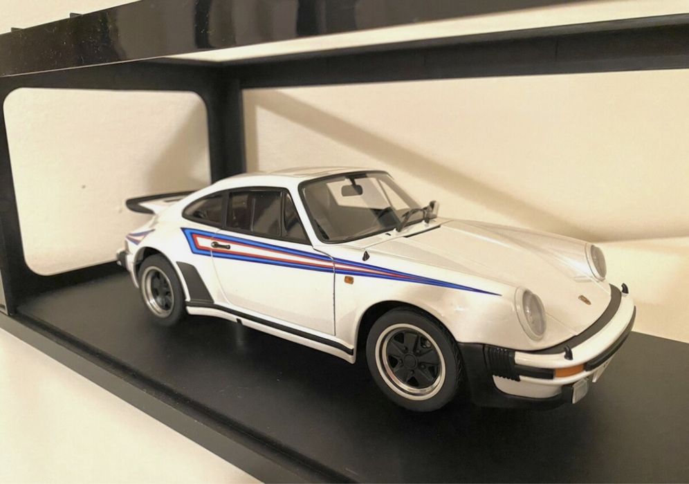 Модель Autoart 1/18  PORSCHE 911 930 Turbo