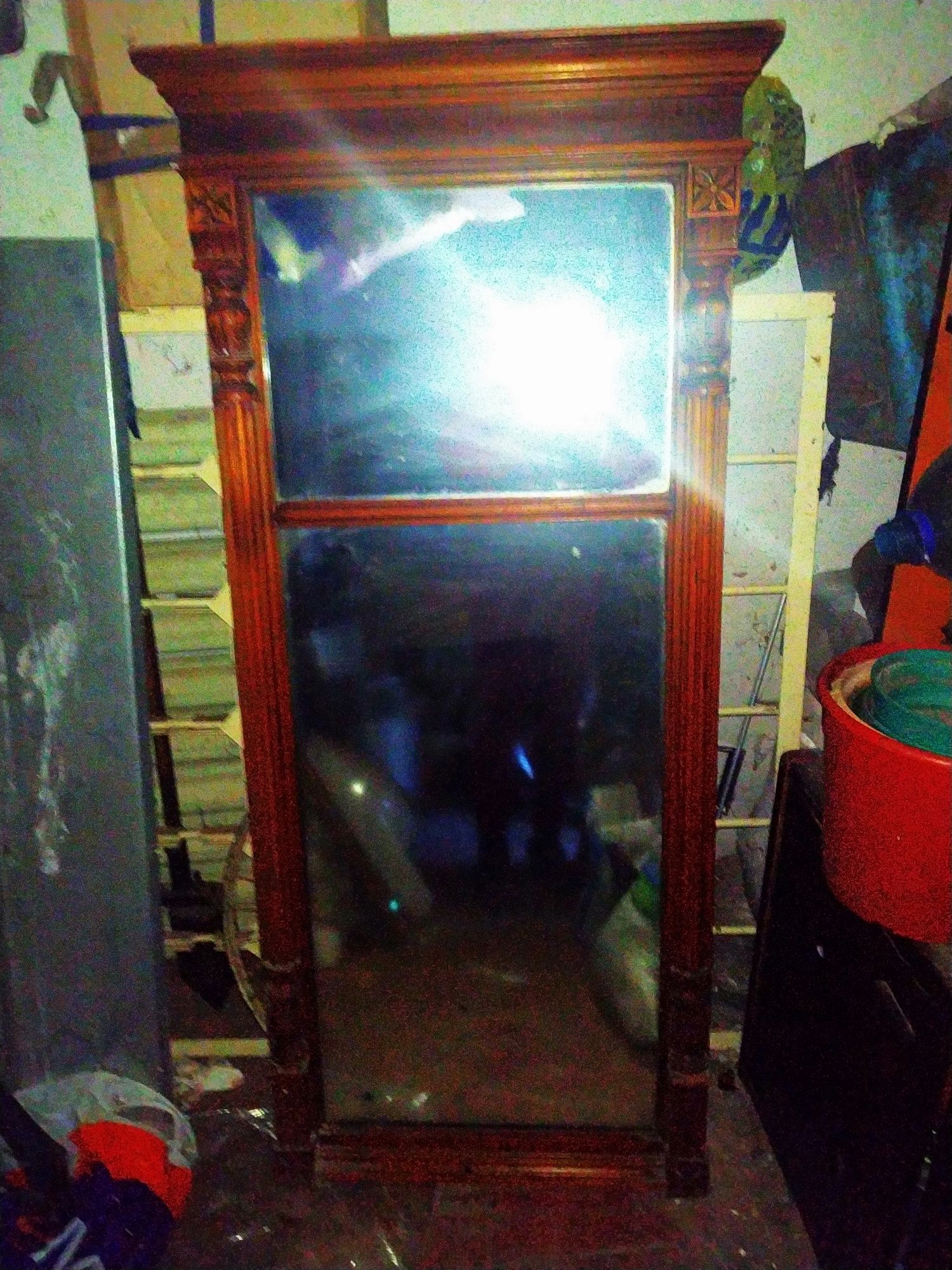 Старинное зеркало в дубовом обрамлении
