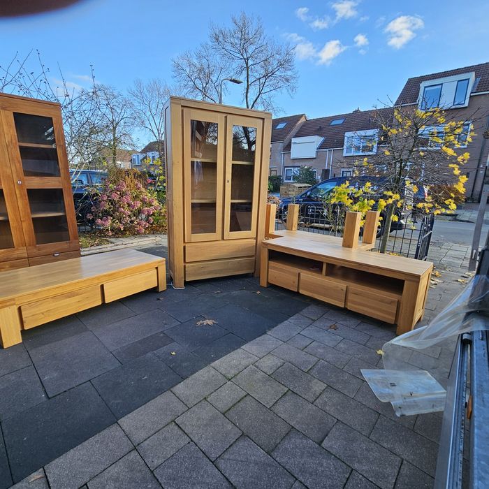 Drewniany zestaw: witryna, szafka rtv, stolik kawowy