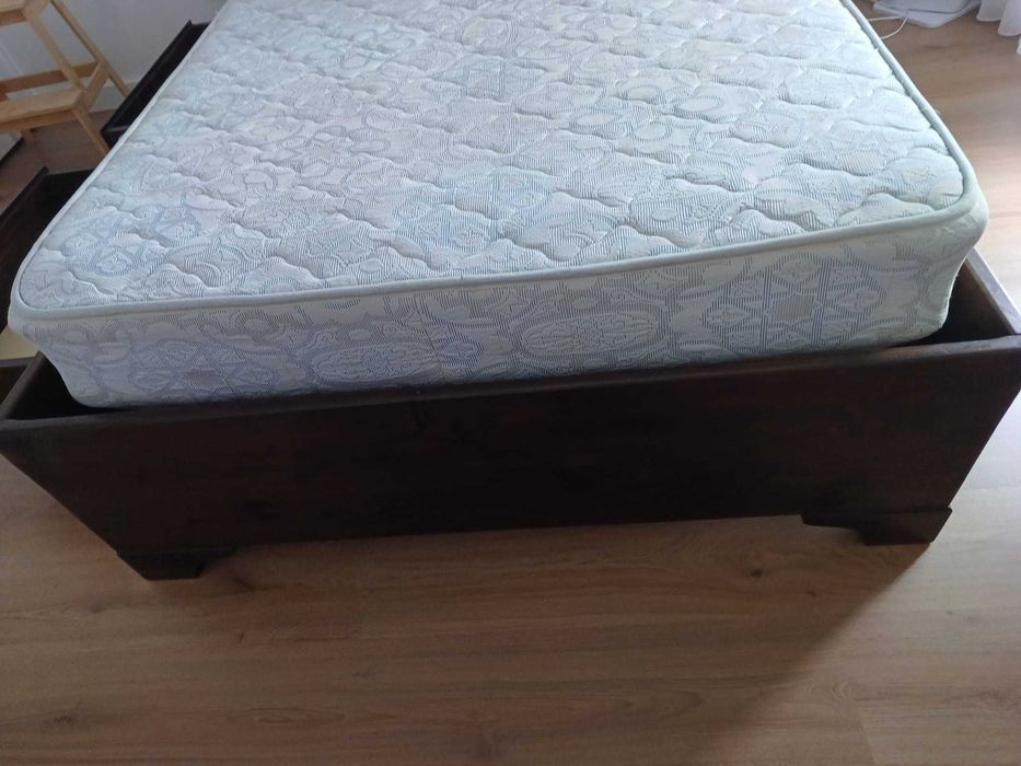 Cama sommier em madeira de castanho maciça